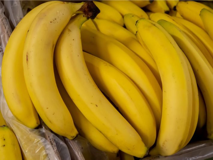 «طريقة عبقرية تخليه طازة لسنين».. أفضل طريقة لحفظ وتخزين الموز من السنة للسنة بدون ما يسود منك أو يبوظ!!